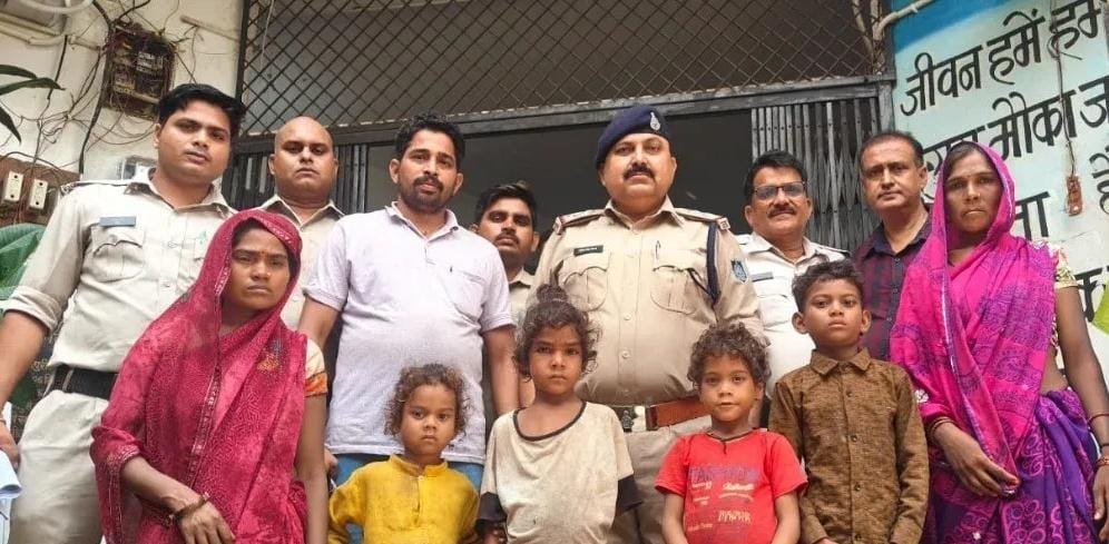 सड़क किनारे बैठे मिले घर से गायब 4 बच्चे, कहा घर अच्छा नहीं लगता