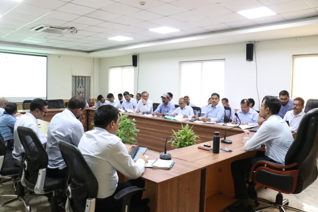 अवैध कालोनी: कार्यपालन यंत्री, एई को नोटिस, उपयंत्री निलंबित