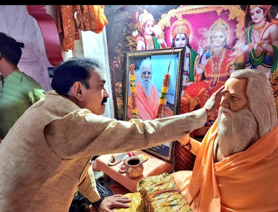 गुरु पूर्णिमा पर पूर्व मंत्री मिश्रा  वेदांत आश्रम पहुंचे