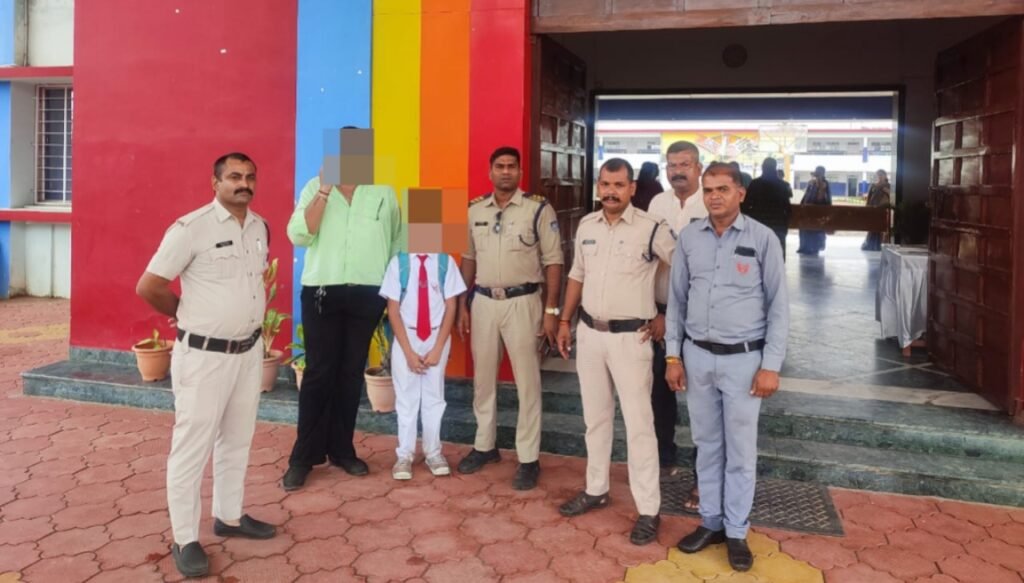 दोस्त आगे निकले, स्कूली बालक रास्ता भटका, पुलिस ने ढूंढ निकाला