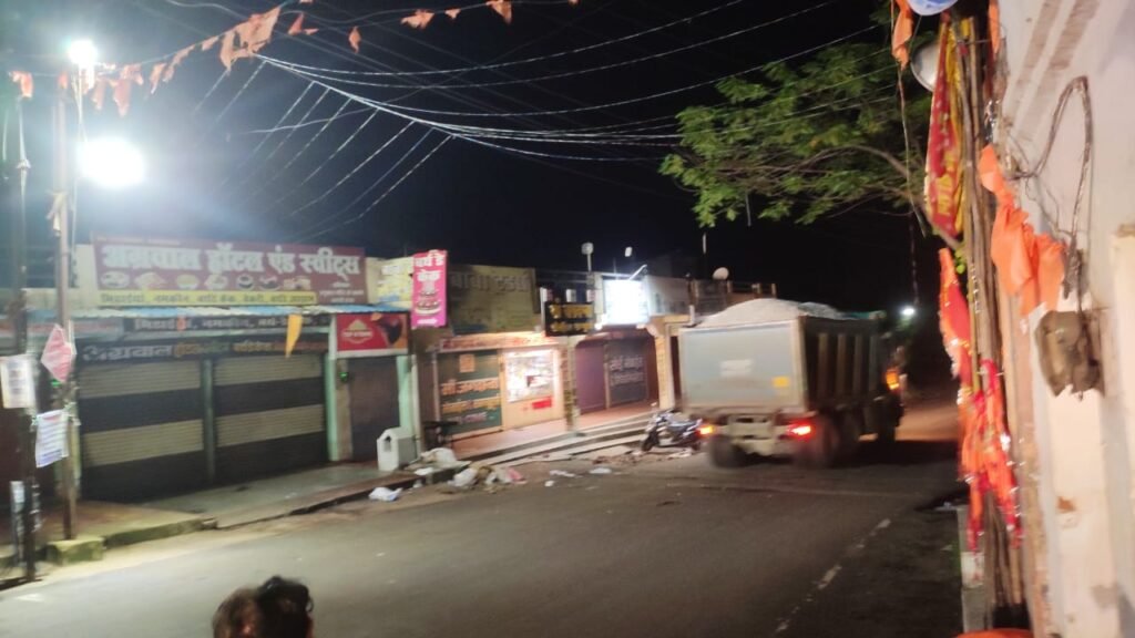 डंपरों ने बम्हनी हवेली की सड़कों को किया छलनी