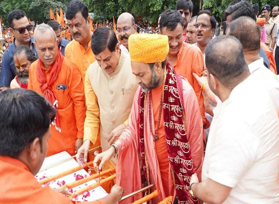 कावड़ का पूजन कर CM कावड़ यात्रा में सम्मिलित हुए