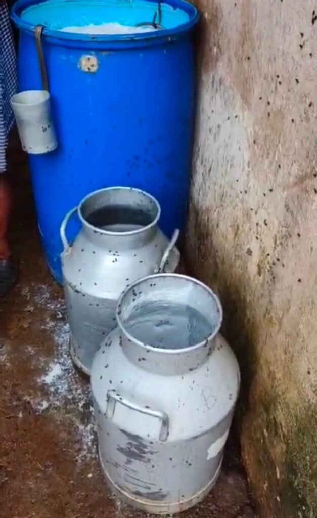बनारसी डेयरी का पंजीयन निलंबित, गंदगी के बीच दूध का संग्रहण