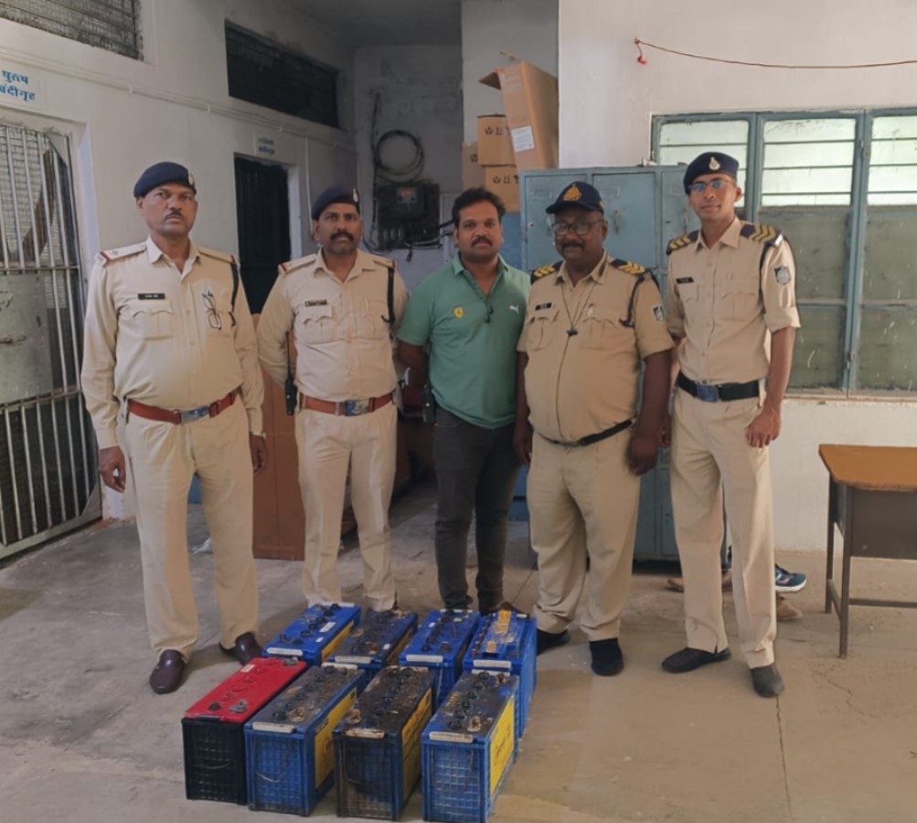 ई रिक्शा चोरी कर बैटरियां निकाल सूने इलाके में छोड़ देता था शातिर