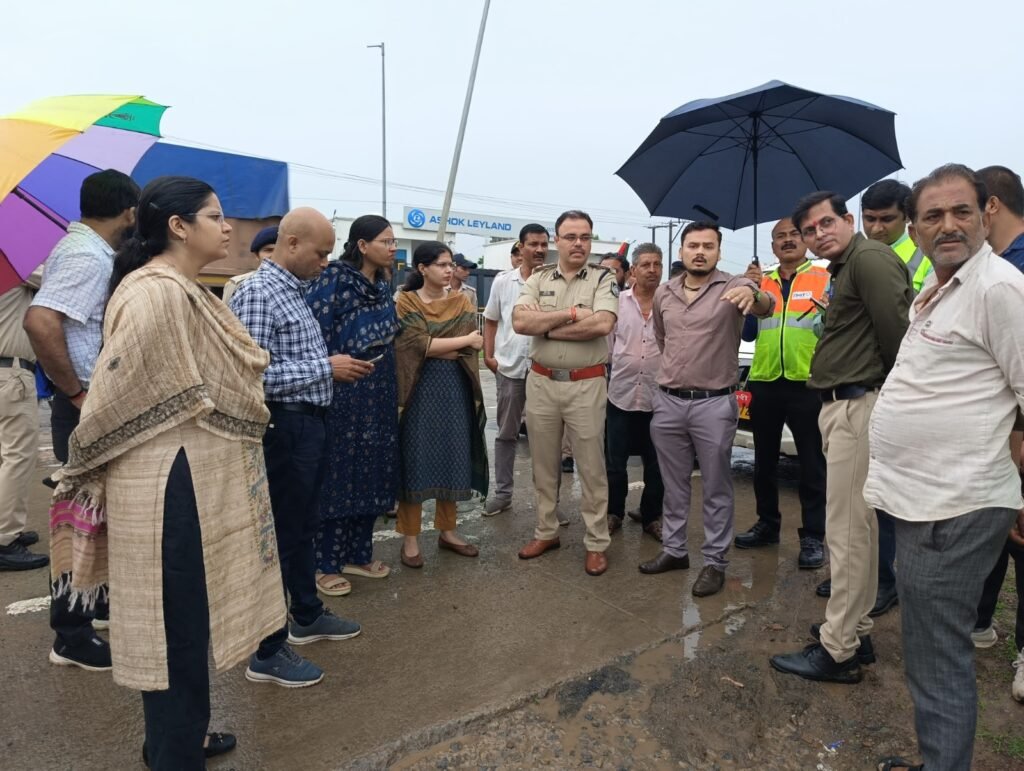 SP और ADM ने दुर्घटना संभावित स्थलों का किया निरीक्षण