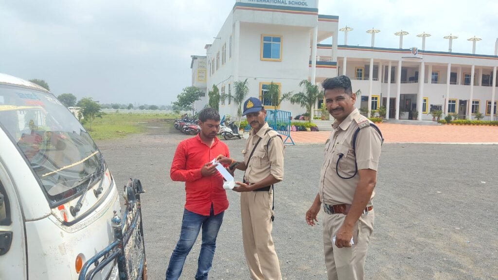 विदिशा में वाहनों की जांच पड़ताल,ट्रैफिक नियम के पालन की समझाइस