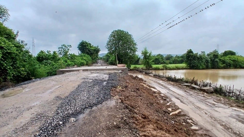 बुधनी में बिना खंभे हटाए आनन-फानन हो रहा सड़क निर्माण