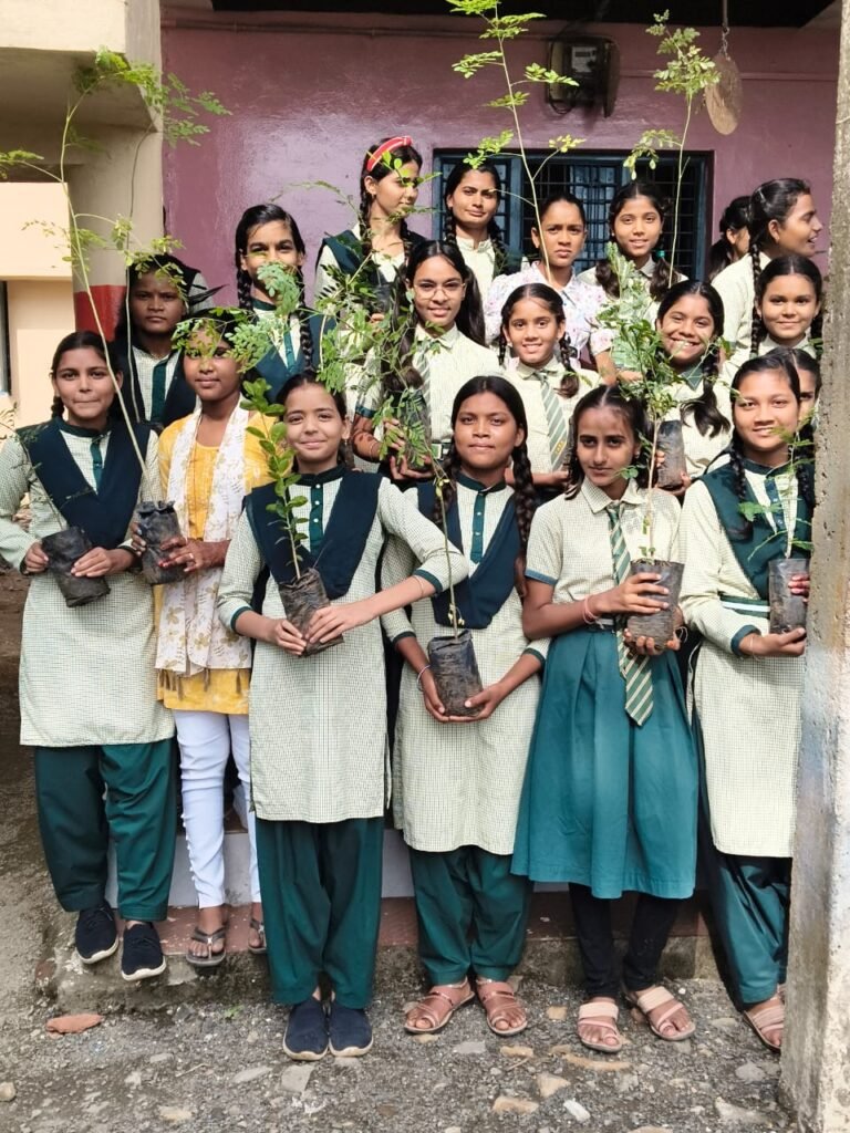 छात्रों को एक पौधा माँ के नाम भेंट, पर्यावरण जागरूकता का संदेश