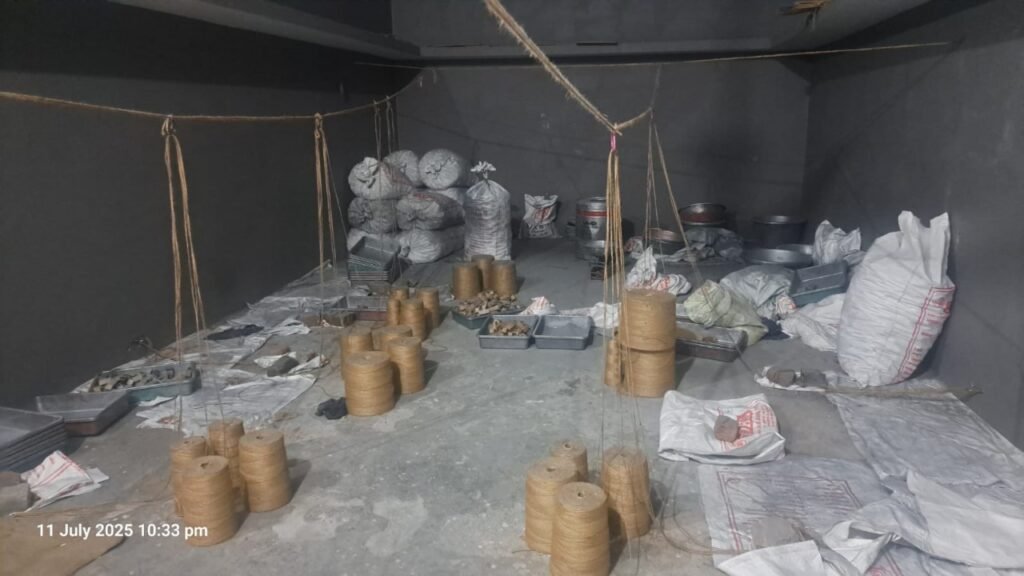 अवैध पटाखा फैक्ट्री पर पुलिस का छापा, चार लाख का विस्फोटक माल जब्त