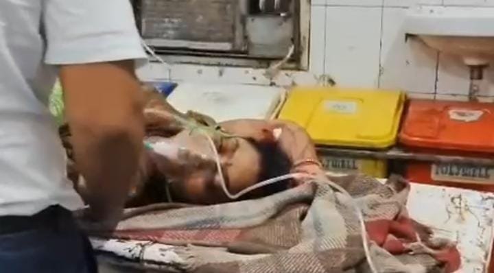 पति ने पत्नी पर तलवार से जानलेवा हमला किया, तलवार पैर में फंसी