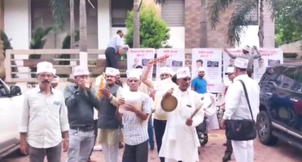 शंख, घंटा- मंजीरा बजाकर जिम्मेदारों को याद दिलाया झूठा वादा