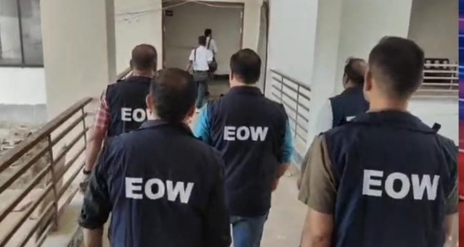 सरकारी अफसर ने पत्नी के नाम खरीदा फ्लैट, पति की जगह दस्तावेजों में लिखा पिता का नाम