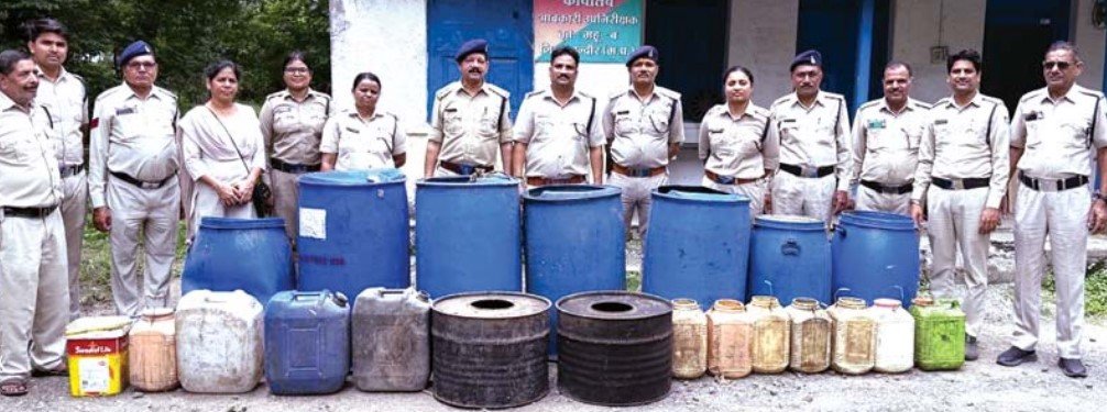 अवैध शराब के खिलाफ आबकारी विभाग का सख्त एक्शन, कई स्थानों पर की छापेमारी