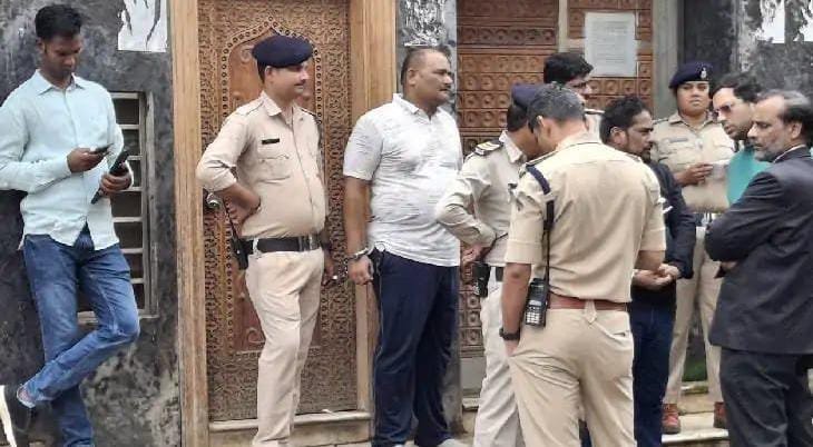 लाव-लश्कर के साथ हिस्ट्रीशीटर के रिश्तेदारों और करीबी के घरों की सर्चिंग