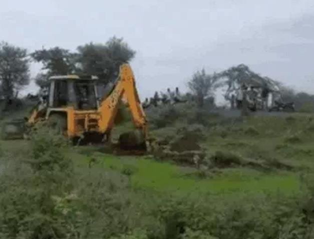 शिवपुरी में 275 बीघा वन भूमि अतिक्रमण मुक्त, 9 जेसीबी मशीनों से दीवारों को तोड़ा