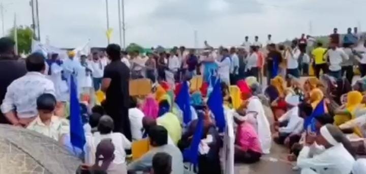 किसानों ने कमिश्नर दफ्तर का घेराव किया