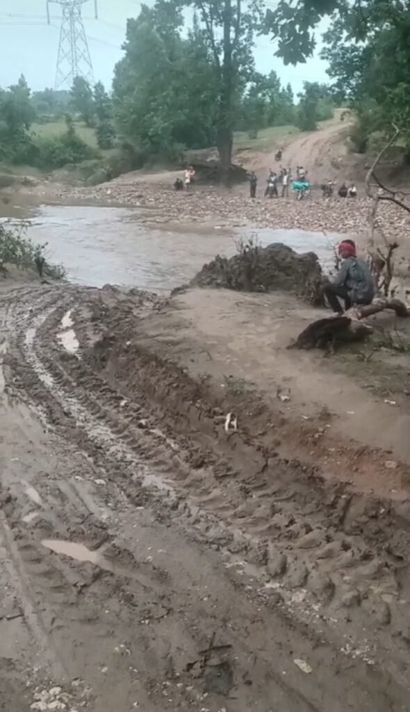 60 Km घूमने से बेहतर पुल बने, मवई के पांच गांवों की एक ही मांग, “पुल बना दो सरकार!