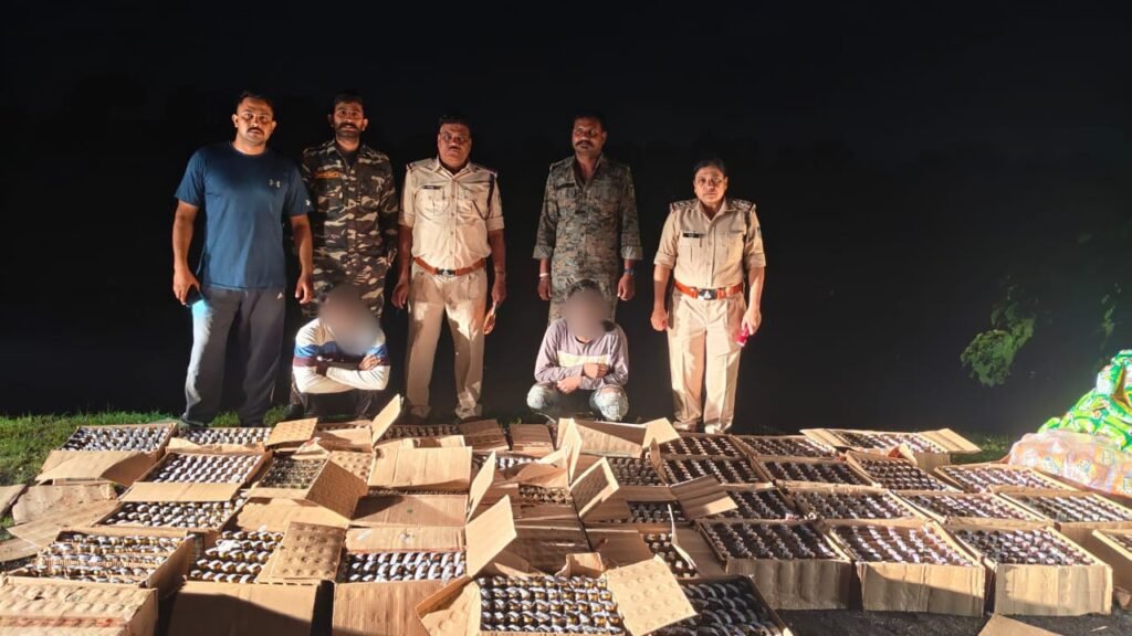 निवास: कुरकुरे के बंडलों के नीचे छुपाकर ले जाई जा रही अंग्रेजी शराब जब्त, दो गिरफ्तार