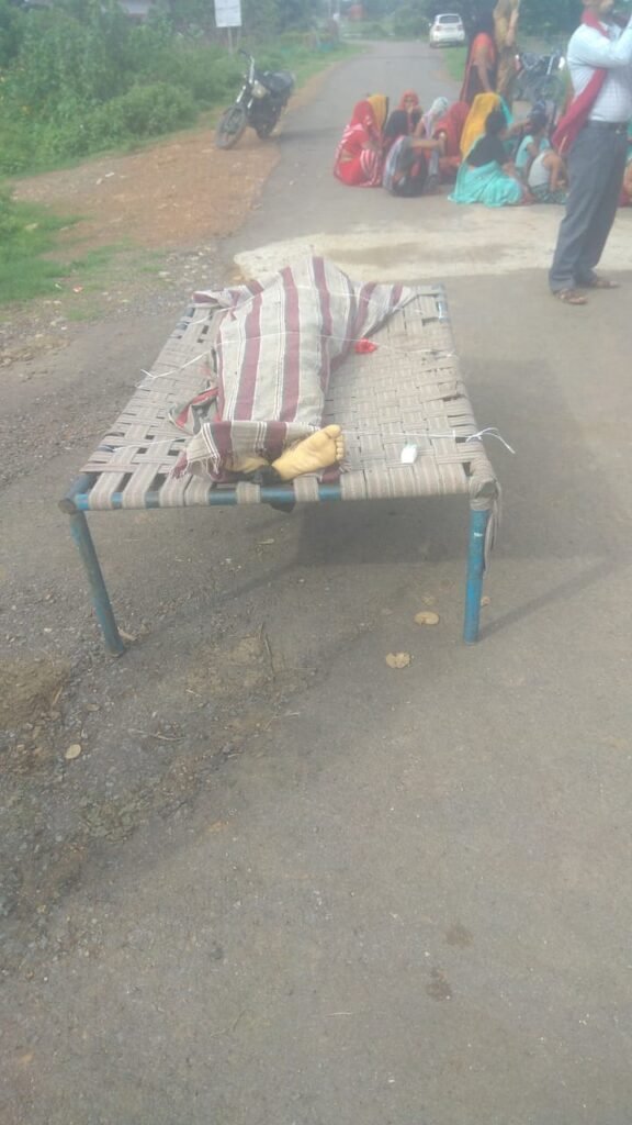 आरोपी के घर के सामने शव रख परिजनों का प्रदर्शन