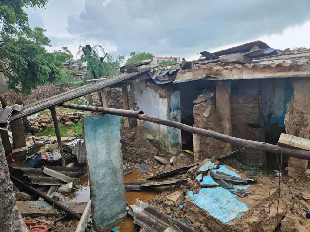 तेज तूफान से भारी नुकसान