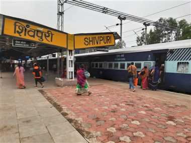 शिवपुरी-ग्वालियर रेलवे ट्रैक पर पानी भरा, रेल यातायात प्रभावित