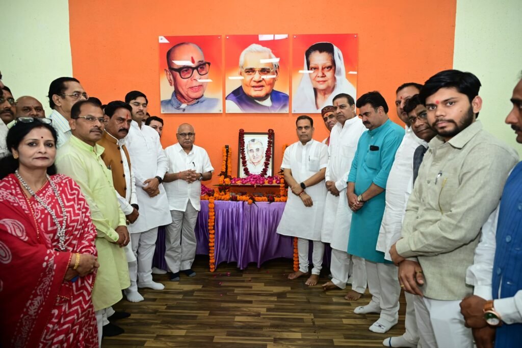 BJP ऑफिस: कैलाश जोशी को जन्म जयंती पर याद किया गया