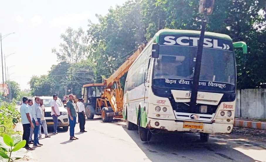 शासकीय भूमि पर निजी बसों की अवैध पार्किंग हटेगी