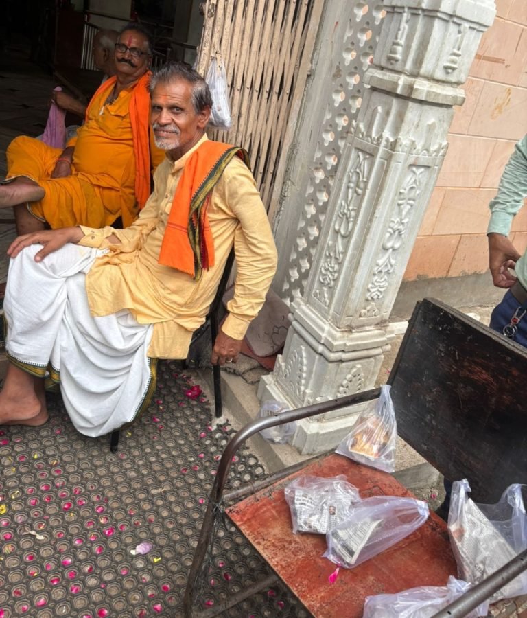 जौरासी मंदिर प्रबंधन ने किया सामान्य प्रसाद प्रतिबंधित