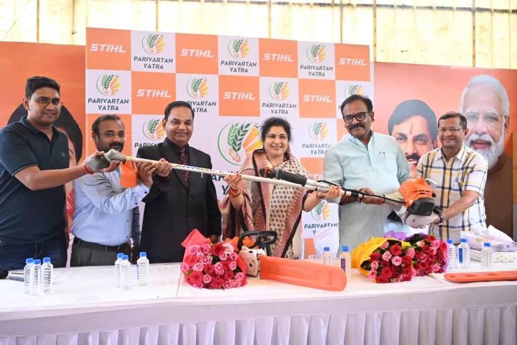 मंत्री कृष्णा गौर के आवास पर धान काटने की मशीन का उद्घाटन