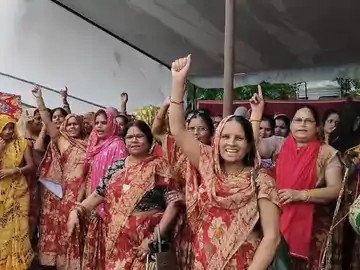 शिवपुरी में आंगनबाड़ी कार्यकर्ताओं ने किया विरोध प्रदर्शन