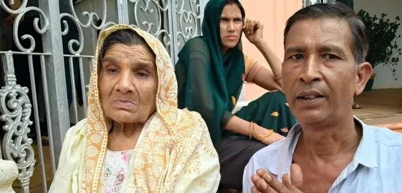बेटा-बहू की प्रताड़ना से परेशान बुजुर्ग पहुंची पहुंची कलेक्टर के पास