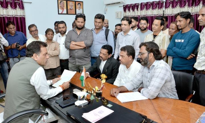 गड्ढे-दलदल में तब्दील हो गई सडक़, महापौर से मिले रहवासी, सुनाई समस्याएं