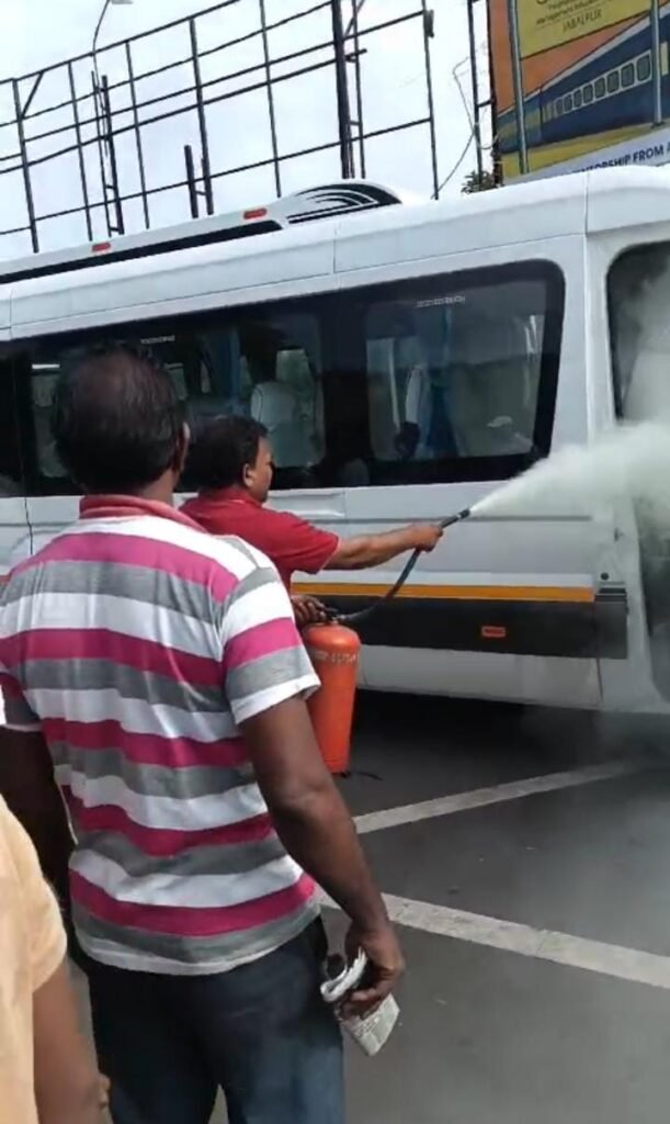 ट्रैवलर बस में लगी आग, पार्षद ने रहवासियों के साथ बुझाई आग, टला बड़ा हादसा