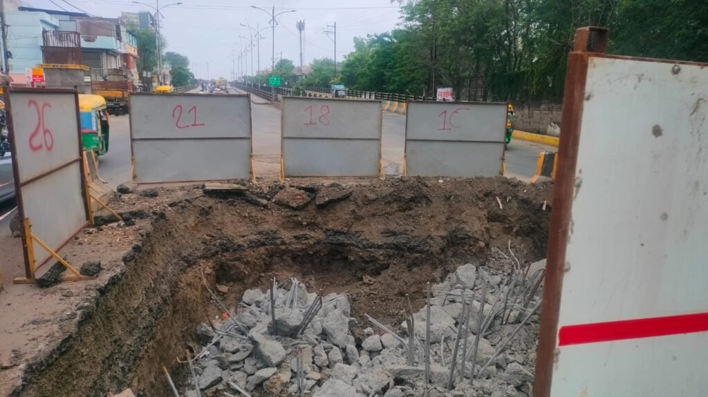 PWD प्रभारी ईई: कौन सी किताब में लिखा है ब्रिज पर 90 डिग्री का मोड़ नहीं बनता?