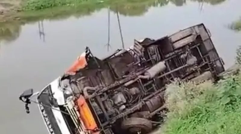 बेकाबू खाली बस खांई में पलटी