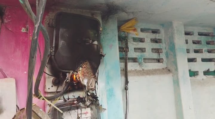 मंडला में स्मार्ट मीटर बना खतरा, शासकीय क्वार्टर में लगी आग