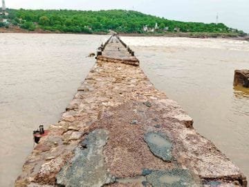 सेंवढ़ा का ग्वालियर-भिंड से संपर्क कटा, 60 घंटे सिंध की बाढ़ में डूबा रहा 96 साल पुराना पुल