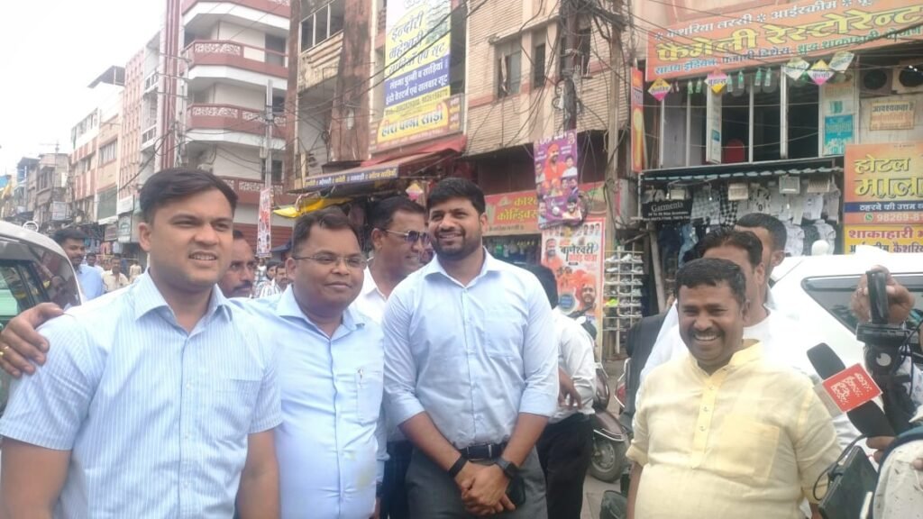 राजवाड़ा पर आतिशबाजी,आयुक्त पहुंचे