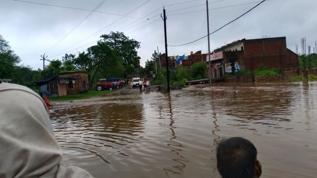 तेज बारिश: छतरपुर-टीकमगढ़ में जनजीवन अस्त-व्यस्त, दो लोगों की मौत,दो सौ लोगों ने मकान की छत पर शरण ली