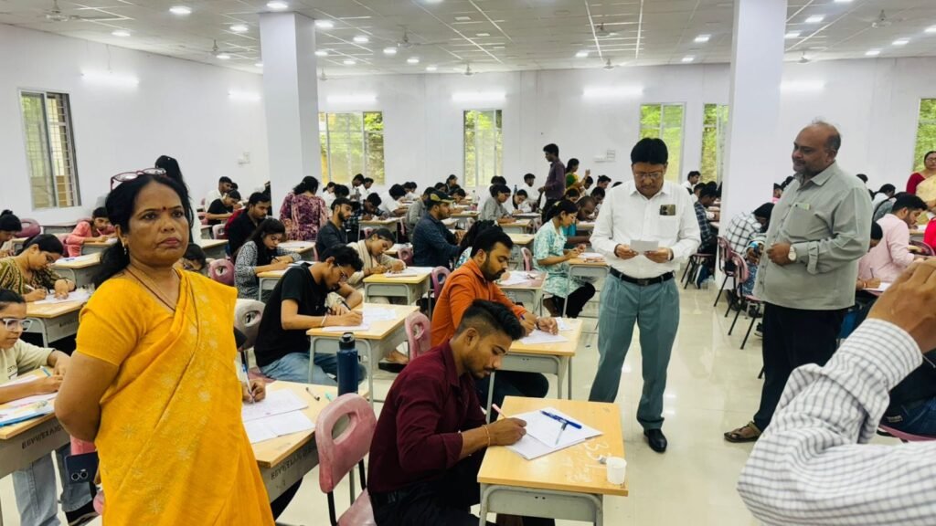 परीक्षा के बीच अचानक पहुंचे कुलगुरु, लिया जायजा