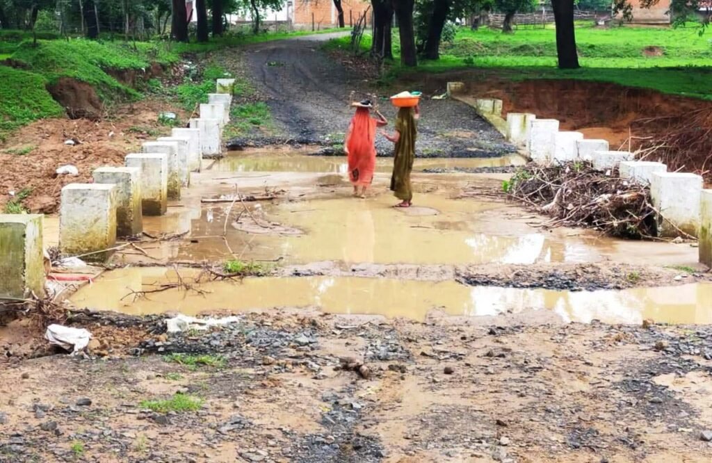 घोघरा-अमहा पुल क्षतिग्रस्त, बारिश में बना खतरे का सबब