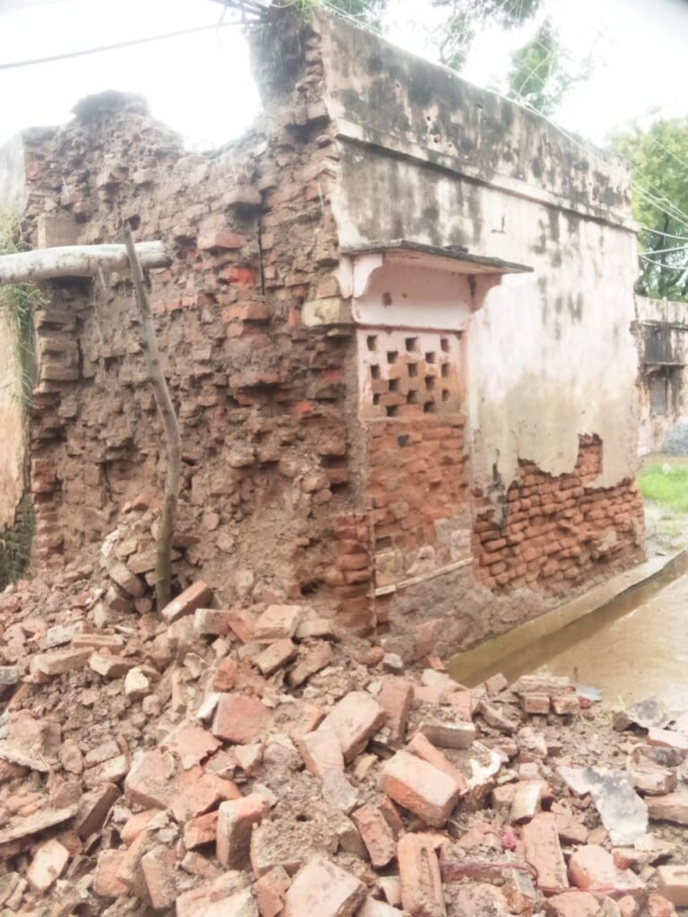 जर्जर हालत में है डबरा तहसील  का शुक्लहारी ग्राम का शासकीय स्कूल