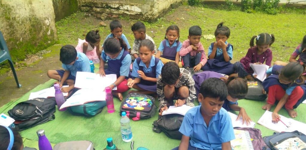 बुजबुजिया स्कूल भवन जर्जर, बच्चे खुले में पढ़ने मजबूर