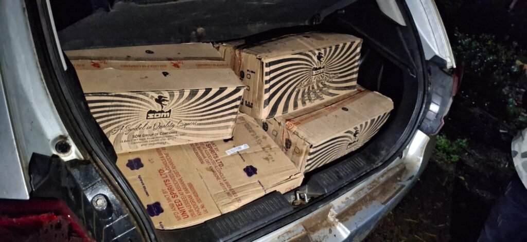 कार से ढुल रही शराब पकड़ाई