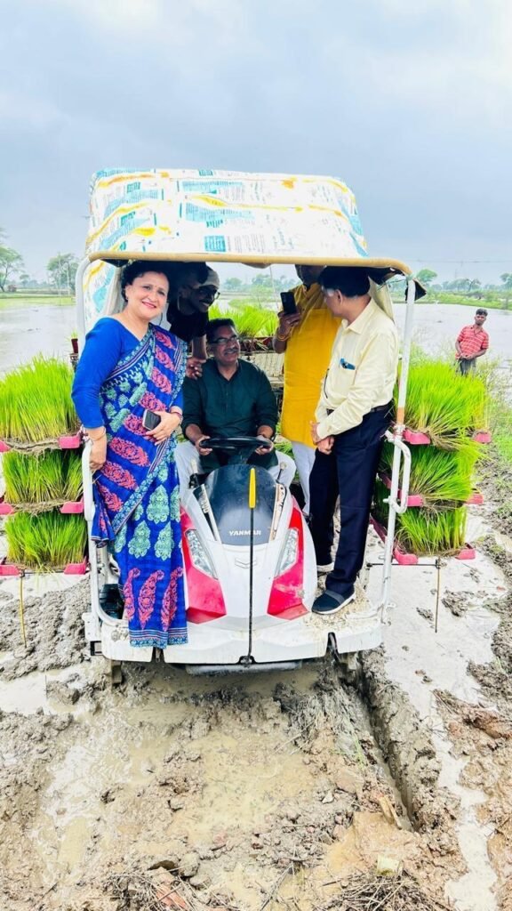 सांसद ने किया पैडी ट्रांसप्लांटर से धान रोपाई का अवलोकन