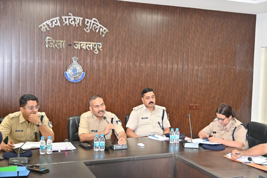 फरार आरोपियों की धरपकड़ के लिए टीमें शहर से बाहर भेजो