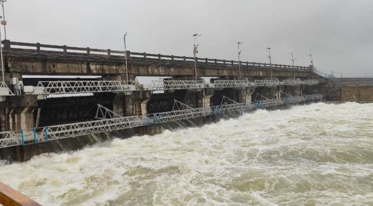 तिघरा जलाशय से जल प्रवाह: सभी  7 गेट खुले