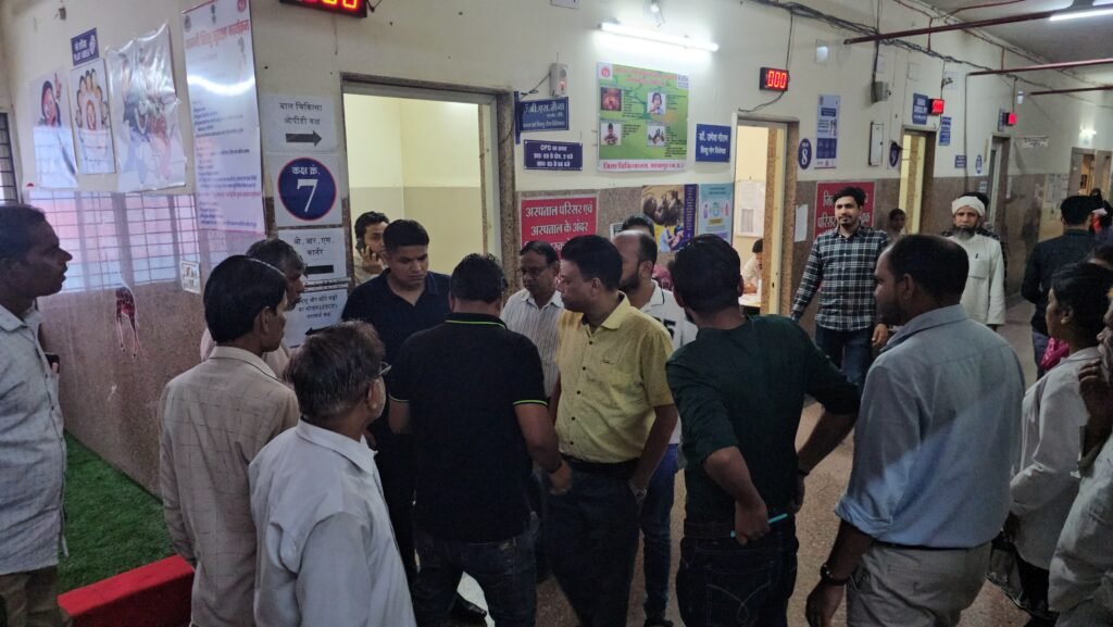 शाजापुर अस्पताल में अतिक्रमण हटाने पहुंचे तहसीलदार और डॉक्टरों में विवाद, काम बंद