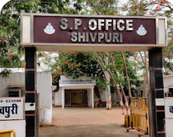 दुकान से 95 हजार चोरी करते युवक रंगे हाथ पकड़ा, दुकानदार ने रस्सी से हाथ बांधकर पुलिस को सौंपा