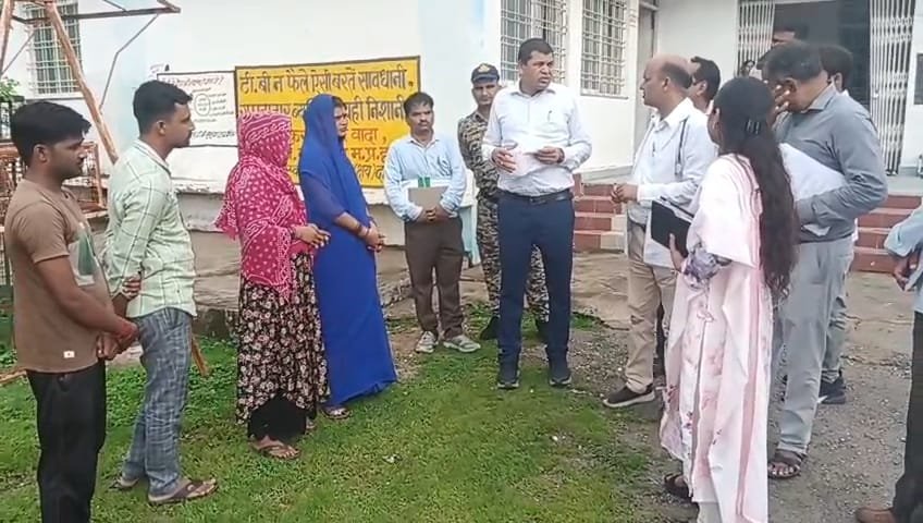 आउटसोर्स कर्मचारियों को नहीं मिला रहा नियमानुसार बेतन, सौंपा ज्ञापन